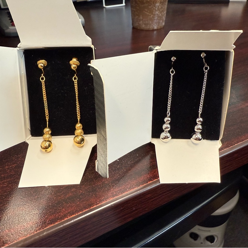 Avon “Stylish Swing Dangle”  Gold and Silvertone clip earrings vintage 1992 NIB